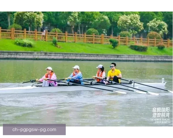 挑战极限，掀起浪潮：激情碰撞，赛艇风采展露